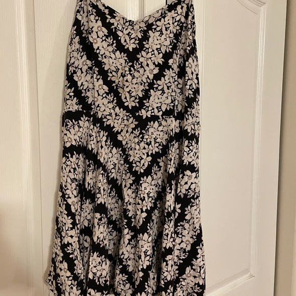 Beautiful floral dress - Picture 1 of 4